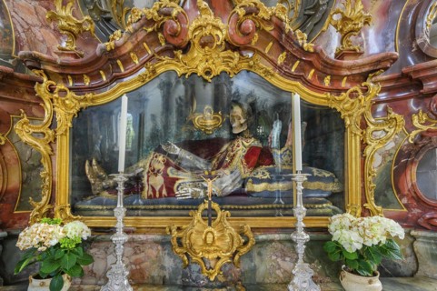 Side altar with the relic of St. Bonifacius