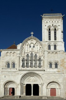 Vezelay labelled les Plus Beaux Villages de France. Facade of basilica St Mary Magdalene.Unesco World heritage. Morvan regional natural park. Via Lemovicensis way to Santiago de Compostela. Yonne depa...
