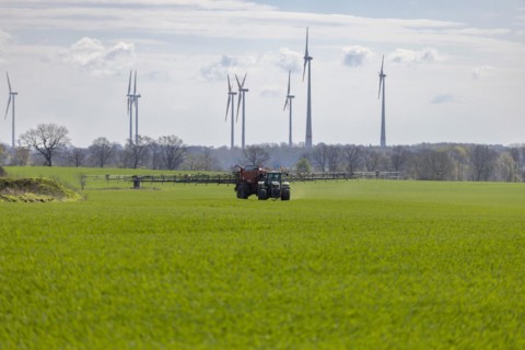 Fertiliser spreading with tractor brand Fendt 724 with 240 HP as well as fertiliser spreader Rauch Aero AGT