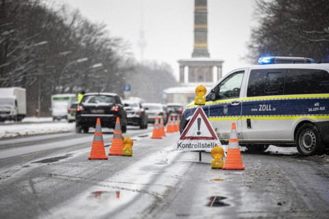 Customs check on the Strasse des 17. Juni in Berlin