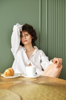Lifestyle portrait of cute woman having breakfast