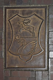 Metal plate with relief inlaid in clinker