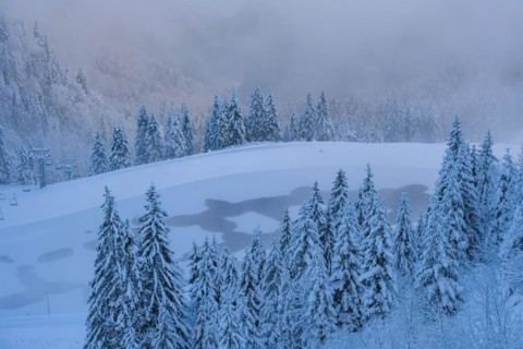 Water reservoir for skiing