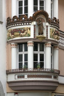 Art Nouveau oriel with sculpture of Francis of Assisi