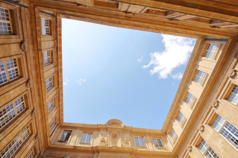 Inner courtyard with view upwards of the Bibliothèque de la Halle aux grains and former granary