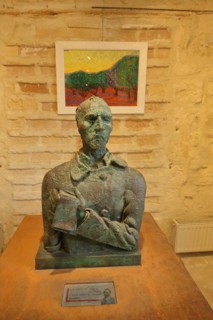 Museum Circut van Gogh with bust and painting duplicate of Vincent van Gogh