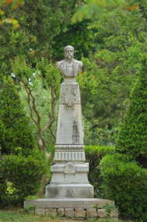 Monument to former mayor Jules Urpar