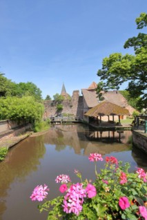 Bridge with floral decoration over the Lauter with view of Lavoir