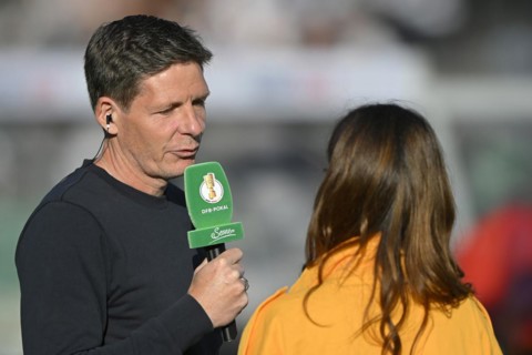 Oliver Glasner Eintracht Frankfurt SGE interviewed by SKY microphone logo