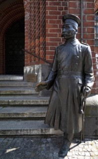 Statue of the Captain of Köpenick