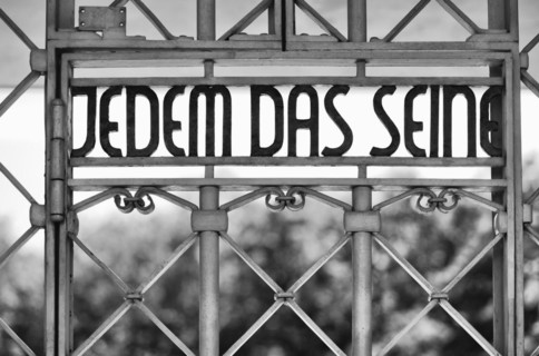 Entrance gate to beech forest concentration camp with the saying JEDEM DAS SEINE in Bauhaus script by Franz Ehrlich