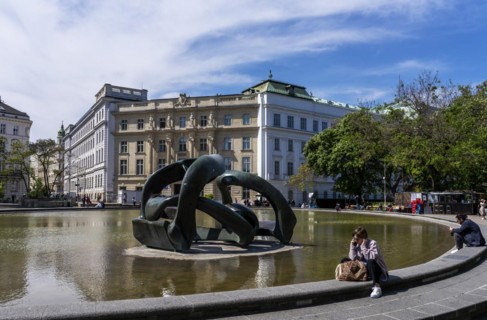 Fountain with the Hill Arches sculpture