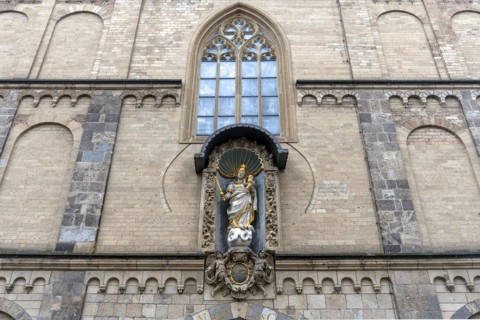 Niche figure of Mary on the west façade of the Church of Our Dear Lady