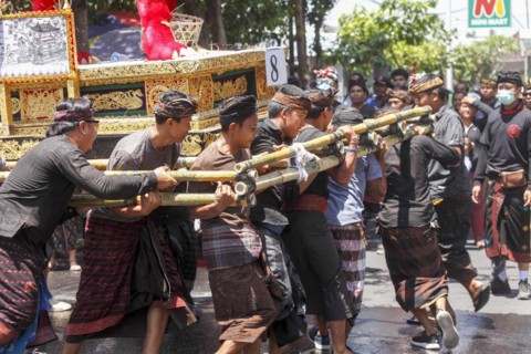 On the way to the cremation site