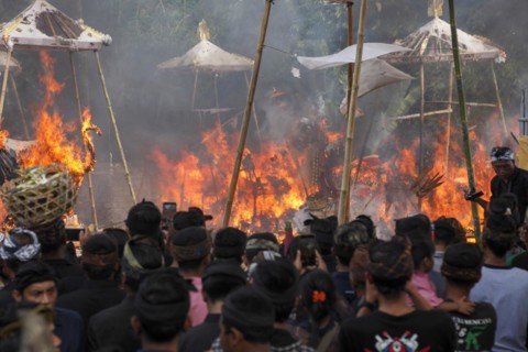 The sarcophagi containing the bones or bodies of the deceased are burnt during the cremation ceremony
