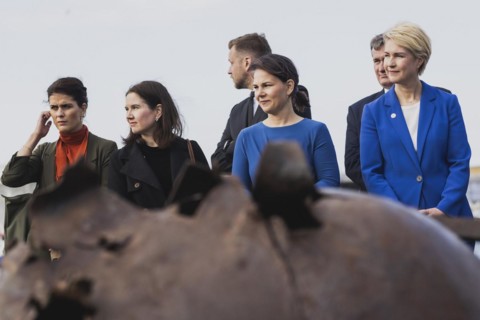 (R-L) Manuela Schwesig, SPD, Minister-President of Mecklenburg-Western Pomerania, Annalena Bärbock