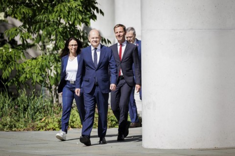 (l.t.r.) Yasmin Fahimi, Chairwoman of the German Trade Union Confederation, Olaf Scholz (SPD),