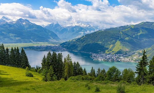 Panorama with Lake Zell with Zell am See and the Kitzsteinhorn in Pinzgau