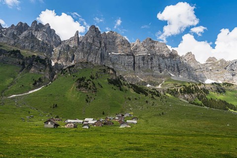 Alpine huts and barns on the Urnerboden