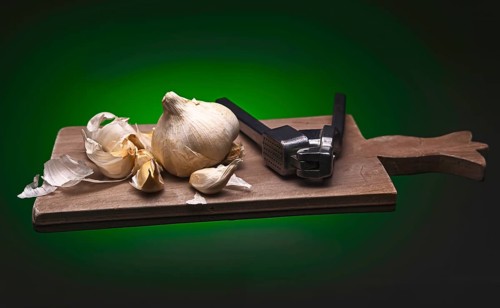Decoration with garlic and garlic press