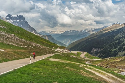 Cyclist on the Klausen Pass road