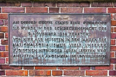 Commemorative plaque to the destroyed synagogue on 9 November 1933