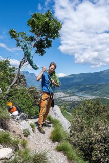 Climber throws climbing rope over his shoulder