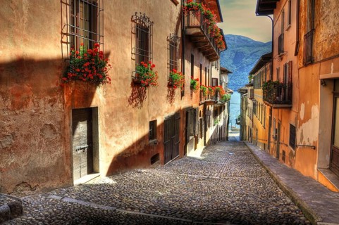 Tight alley with sunlight and old houses