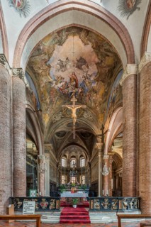 Altar with choir and apse