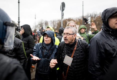 Demonstrators protest against the reform of the infection protection law