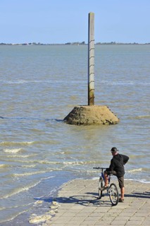 Tourist waiting for low tide to uncover the Passage du Gois