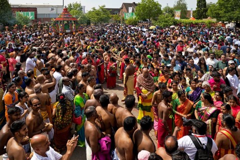 Very many Hindus on the main festival day at the temple festival at the Hindu temple Sri Kamadchi Ampal
