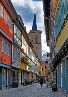 Half-timbered houses of the Kraemerbruecke with the Aegidienkirche