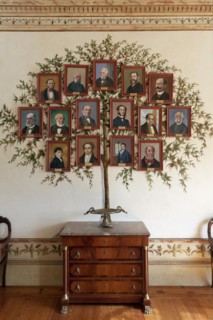 Tree painted on the wall with portraits of the presidents of the Portuensa Chamber of Commerce