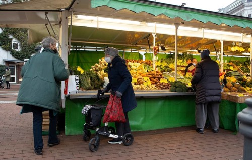 Weekly market in times of Corona in Hamburg Altona