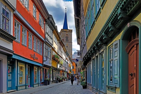 Half-timbered houses of the Kraemerbruecke with the Aegidienkirche