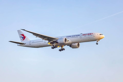 Boeing 777-300ER of the airline China Eastern on approach