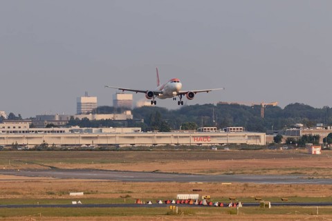 Passenger aircraft Airbus A320-214 of the airline easyJet landing at Hamburg Airport