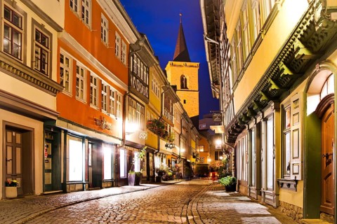 Half-timbered houses of the Kraemerbruecke with the Aegidienkirche in the evening
