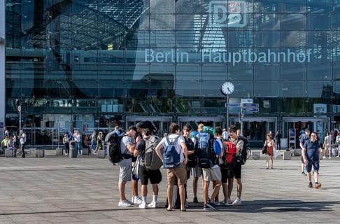 Travellers at Washingtonplatz in front of the main station
