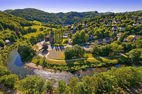 The Lenneschleife with the church of St. Josef in Nachrodt