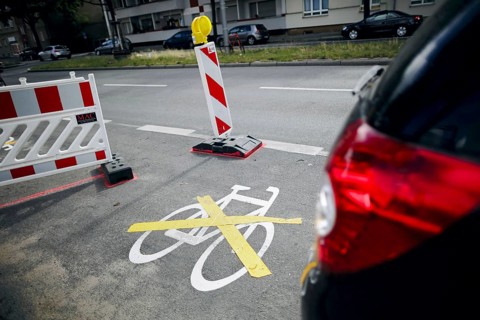 The pictogram for a new cycle path in Ollenhauerstrasse in Berlin Reinickendorf has been crossed with a yellow marking. The new transport administration in Berlin has stopped several cycle path projec...