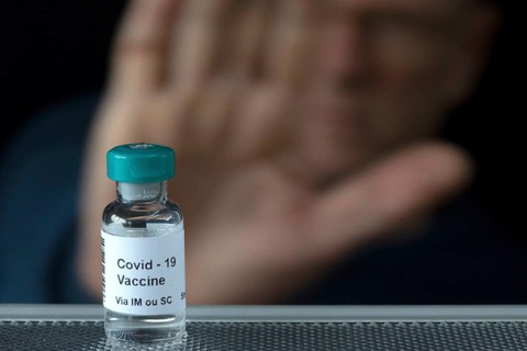 Covid 19 vaccine. Vaccination opponents.