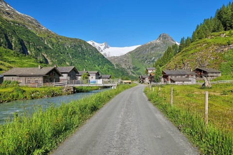 Alpine huts in Innergschloess
