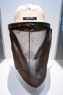 Helmet with heat shield made of several layers of glass fibre mats from 1959