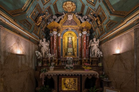 Choir chapel with the cedar wood figure of the Madonna di Crea