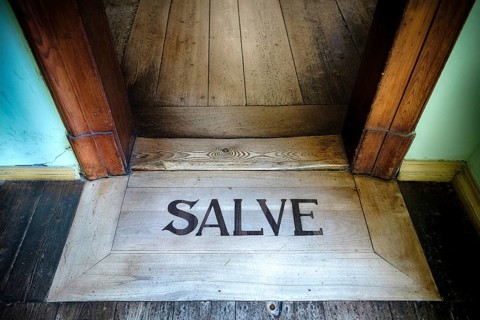 Entrance to the living area with welcome message SALVE