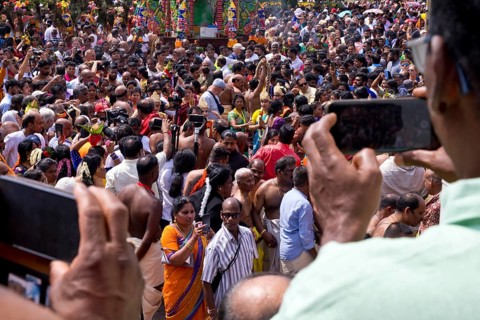 Very many Hindus on the main festival day at the temple festival at the Hindu temple Sri Kamadchi Ampal
