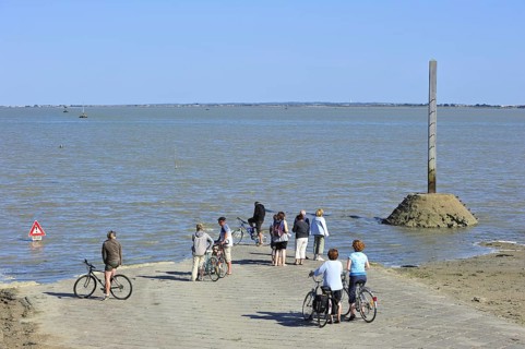 Tourists waiting for low tide to uncover the Passage du Gois
