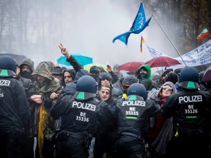 Demonstrators protest against the reform of the infection protection law
